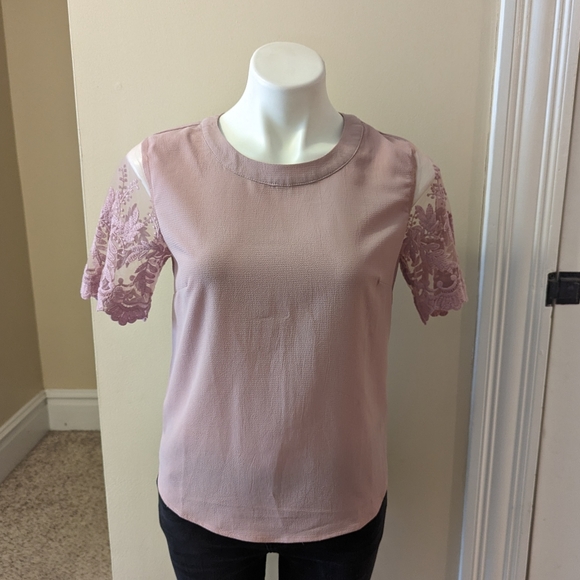 Lulus Tops - Lulu's pink top with embroidery lace sleeve size xs